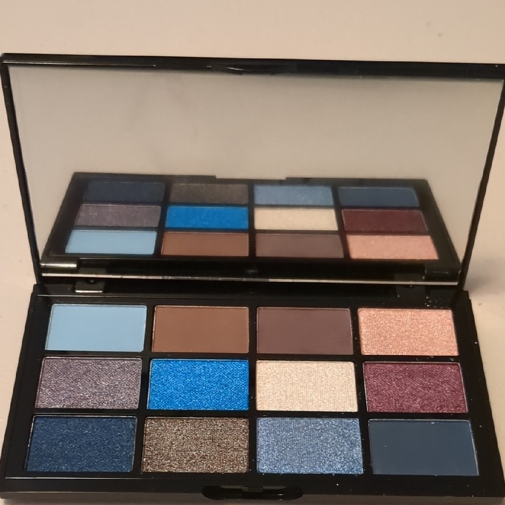 Eyeshadow Palette with Blue and Earthy Tones